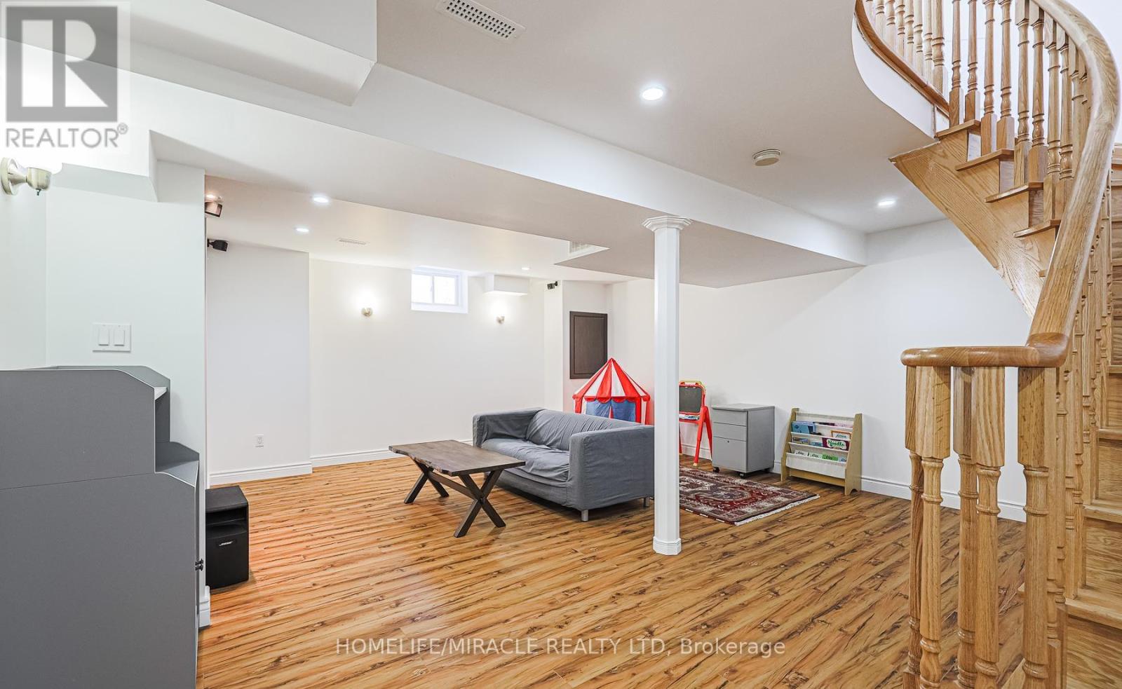 Photo 28 of 185 Mountainash Road, Brampton ON