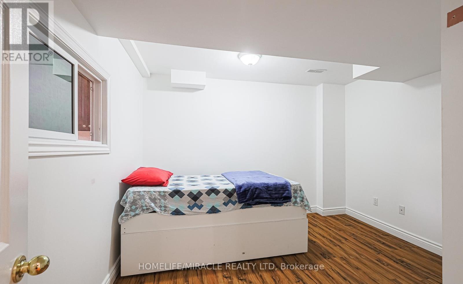 Photo 24 of 185 Mountainash Road, Brampton ON