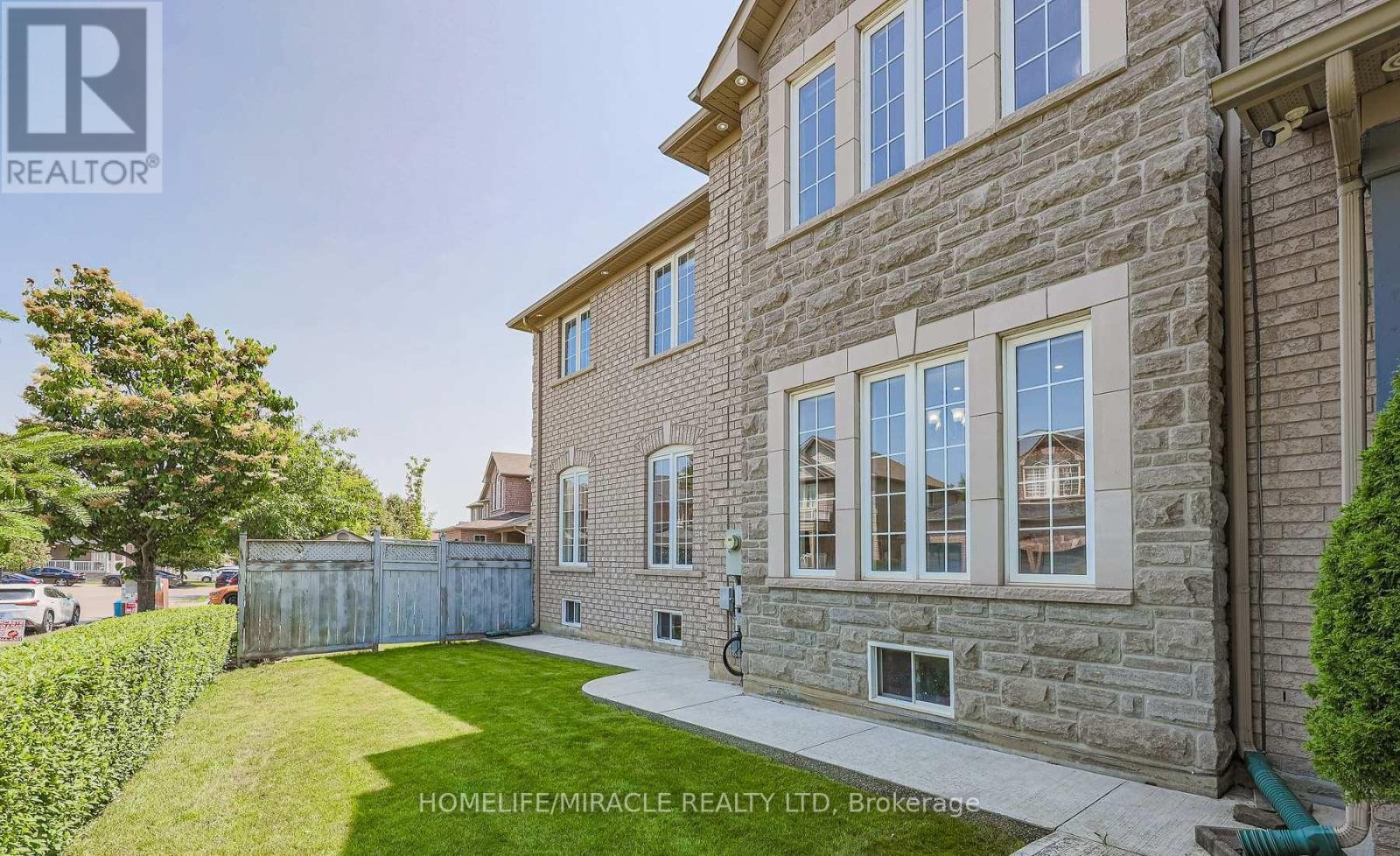 Photo 9 of 185 Mountainash Road, Brampton ON