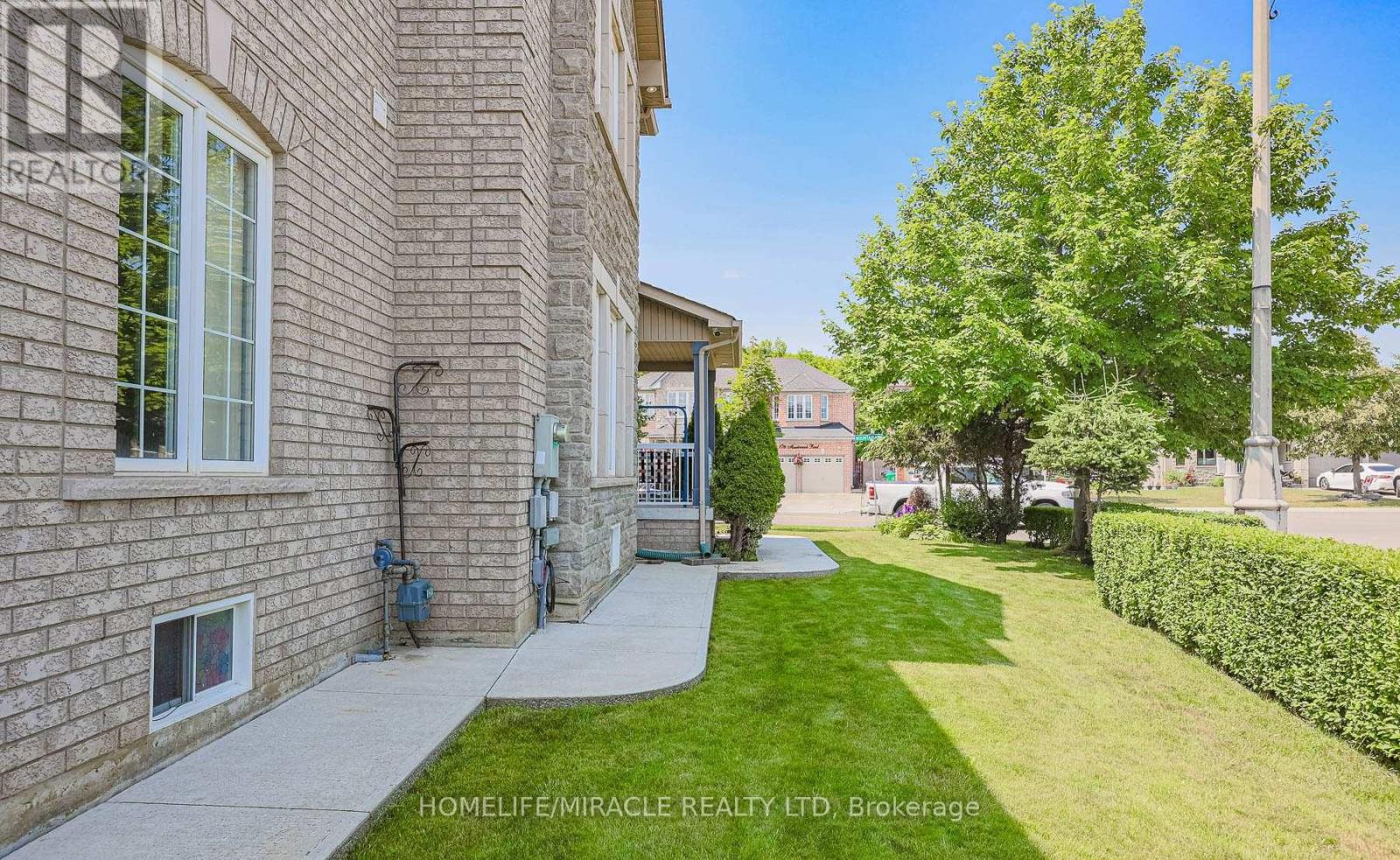 Photo 11 of 185 Mountainash Road, Brampton ON