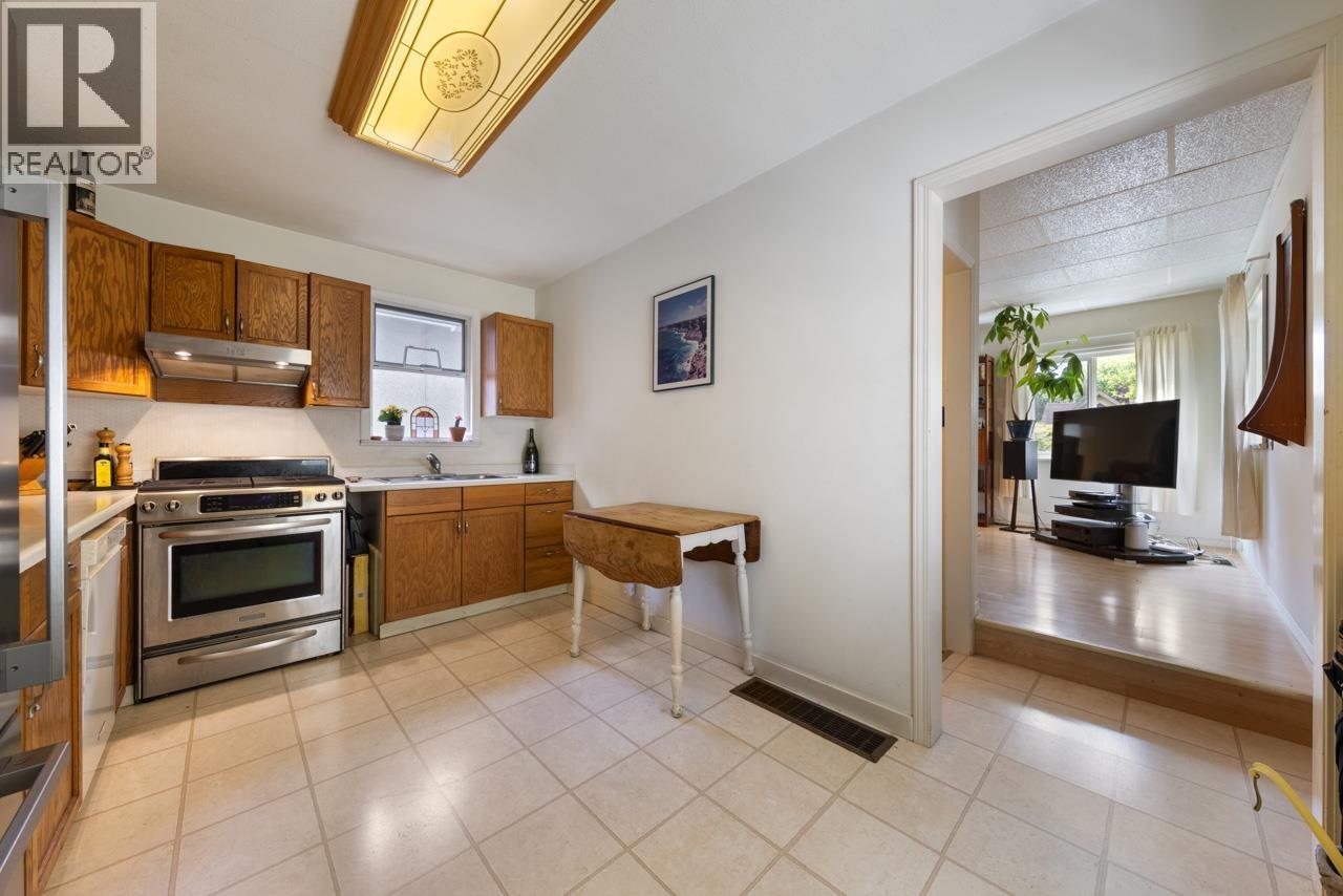Photo 3 of 1737 E 5th Avenue, Vancouver BC