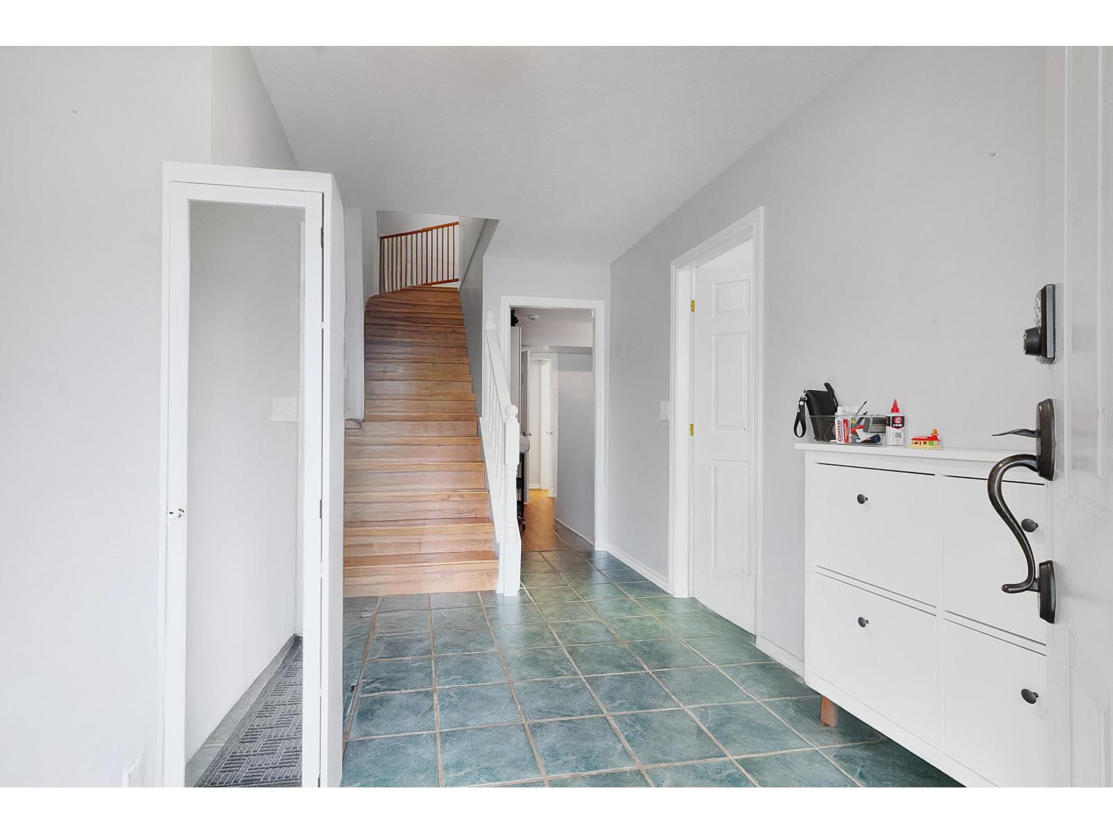 Photo 3 of 35055 Kootenay Drive, Abbotsford BC