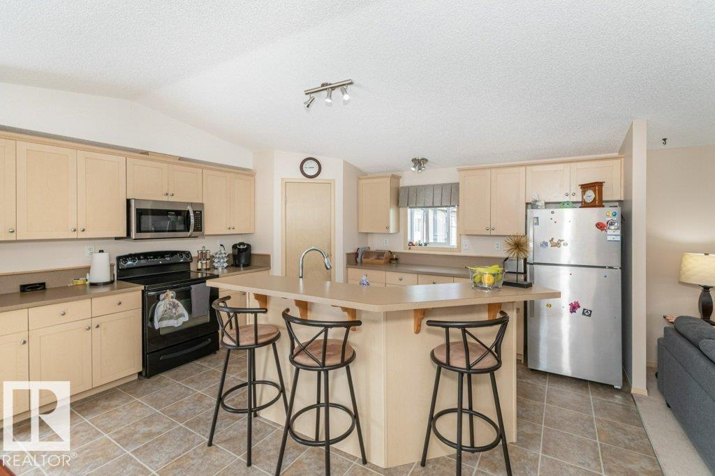 Photo 17 of 416 Oak Wood Cr Nw, Edmonton AB