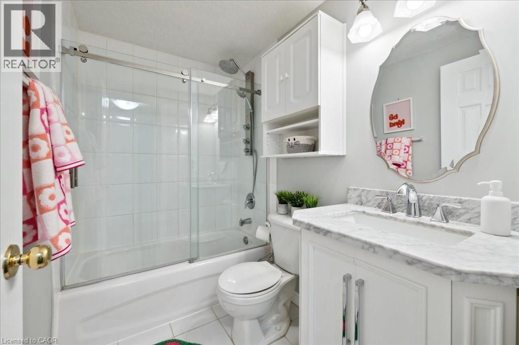 Photo 11 of 162 Marl Meadow Drive, Kitchener ON