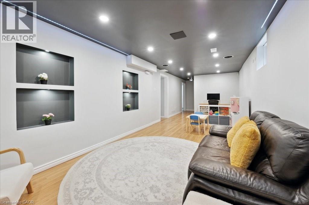 Photo 33 of 162 Marl Meadow Drive, Kitchener ON