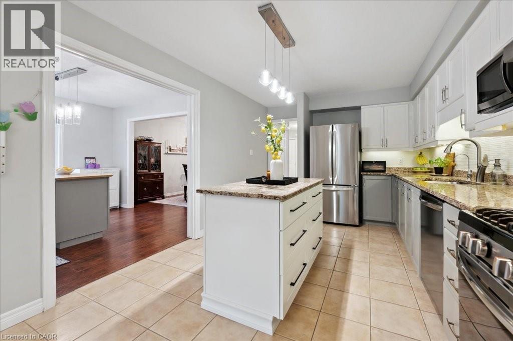 Photo 12 of 162 Marl Meadow Drive, Kitchener ON