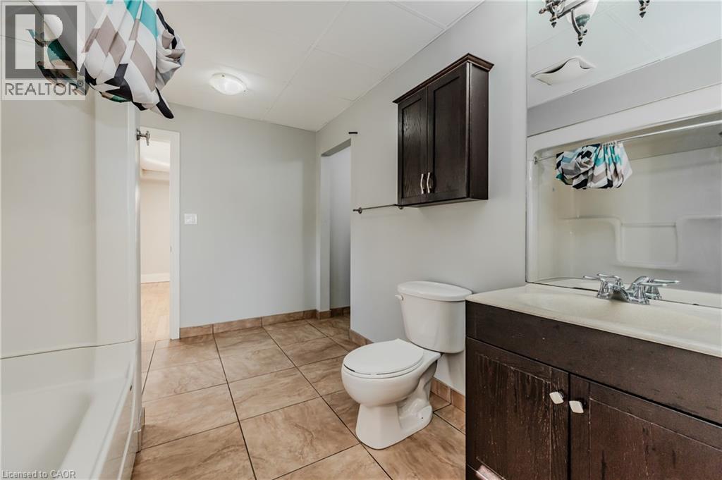 Photo 14 of 42 Walnut Street, Kitchener ON