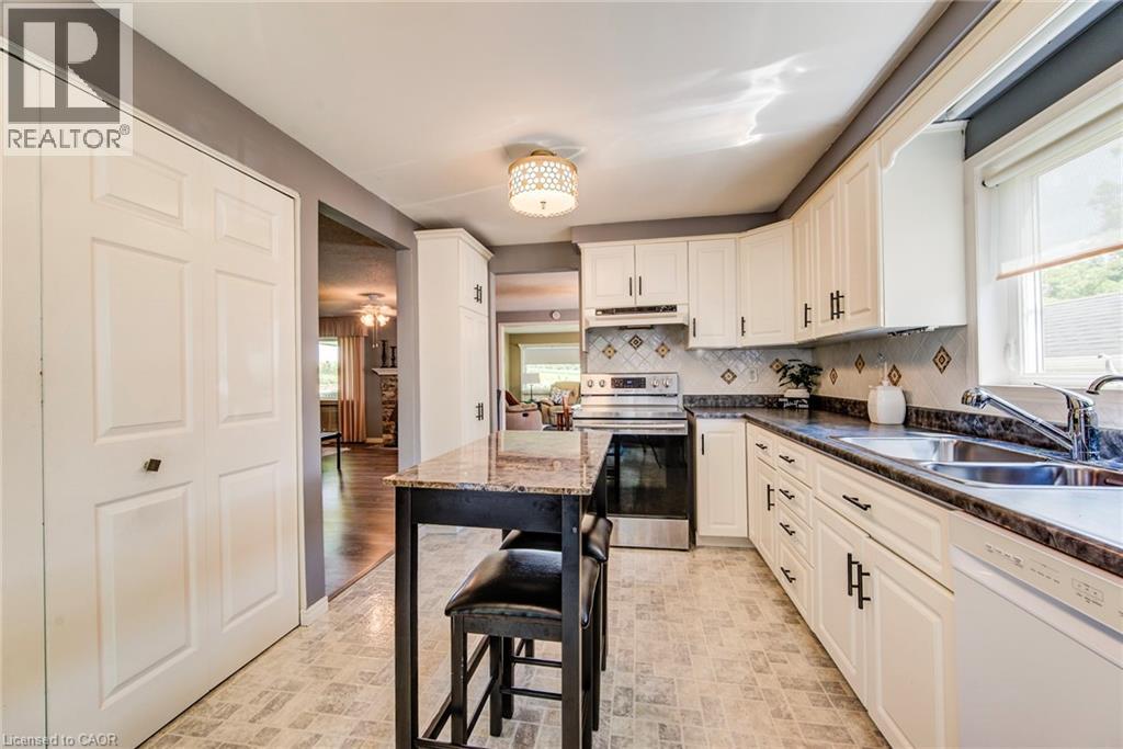 Photo 5 of 33 Summit Crescent, New Hamburg ON