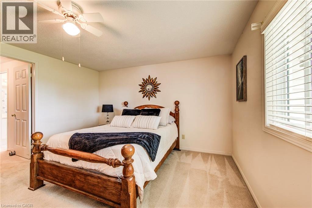 Photo 21 of 33 Summit Crescent, New Hamburg ON