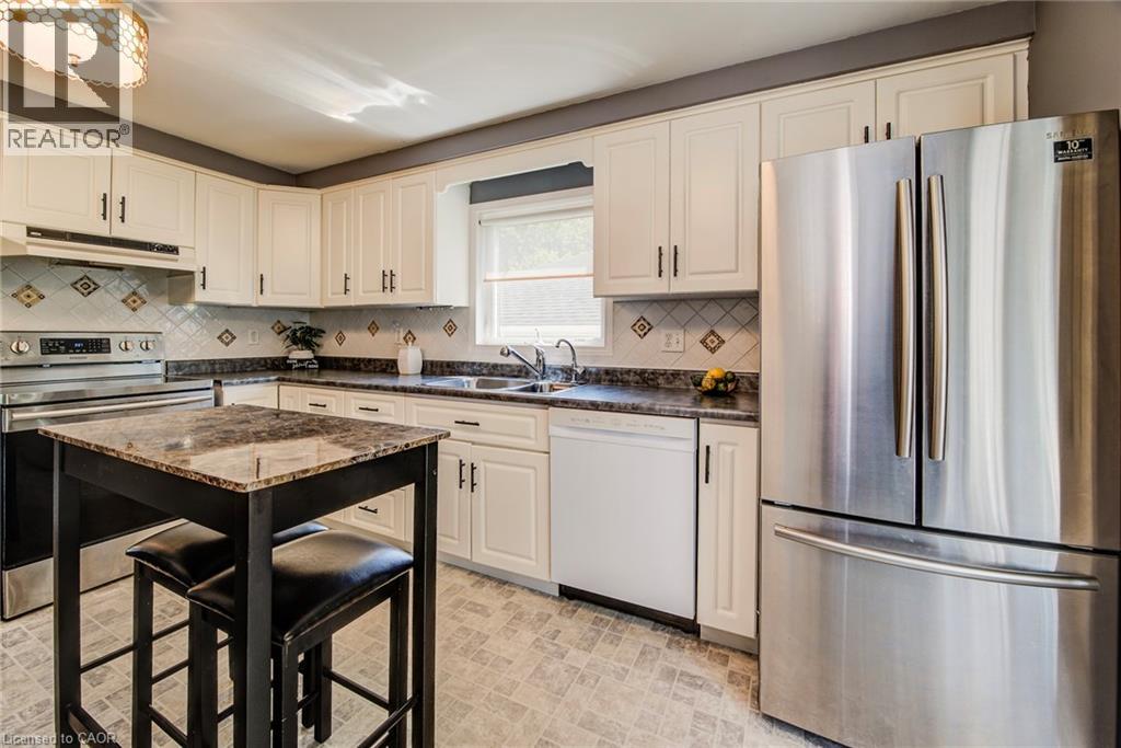 Photo 11 of 33 Summit Crescent, New Hamburg ON