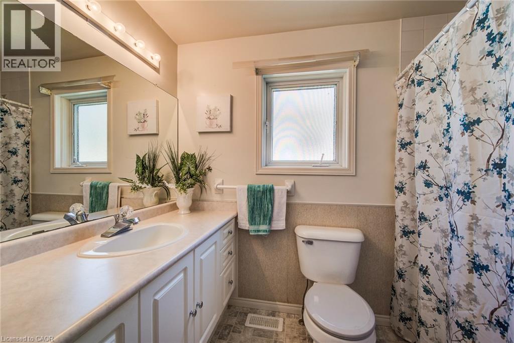 Photo 1 of 33 Summit Crescent, New Hamburg ON