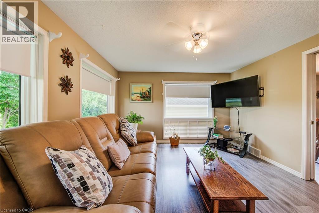 Photo 27 of 33 Summit Crescent, New Hamburg ON