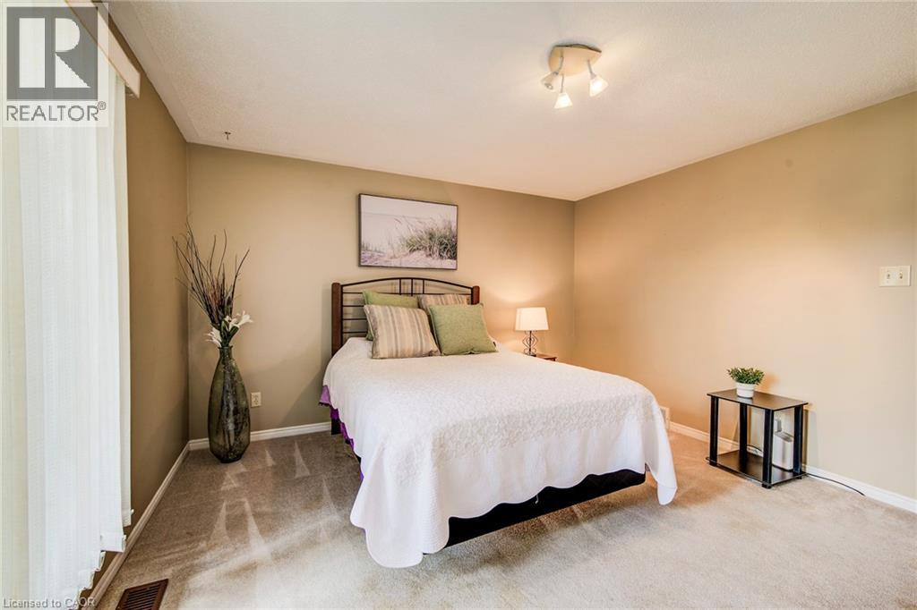 Photo 31 of 33 Summit Crescent, New Hamburg ON