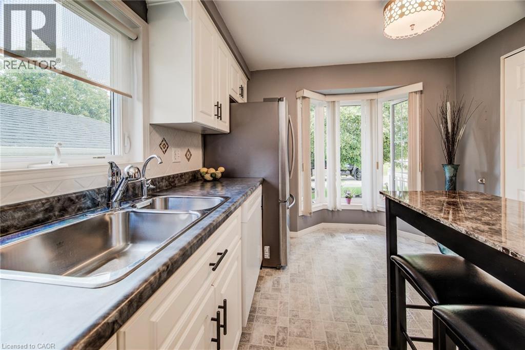Photo 3 of 33 Summit Crescent, New Hamburg ON