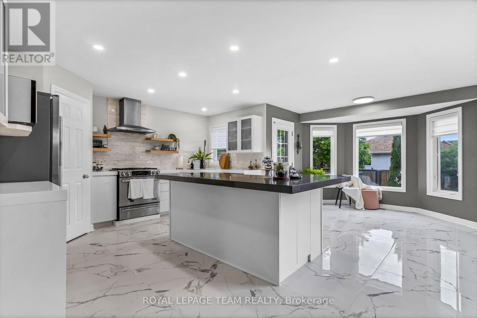 Photo 10 of 3728 Mountain Meadows Crescent, Ottawa ON