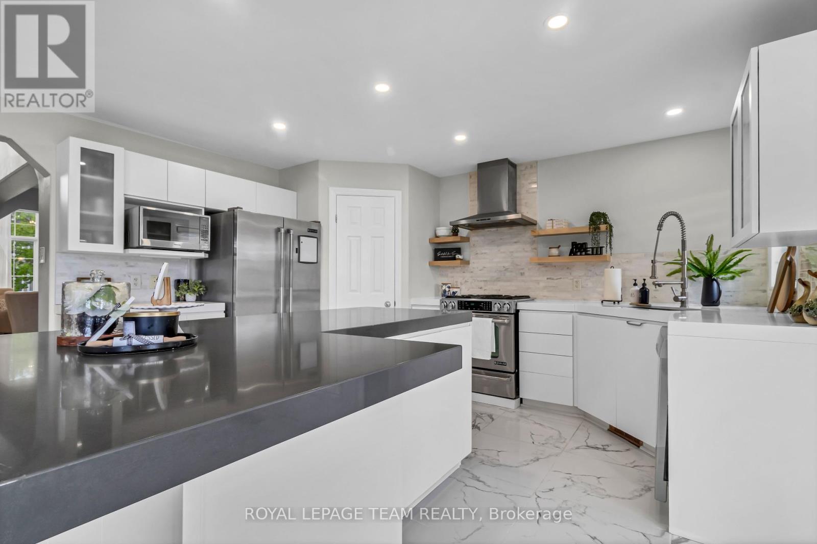 Photo 9 of 3728 Mountain Meadows Crescent, Ottawa ON