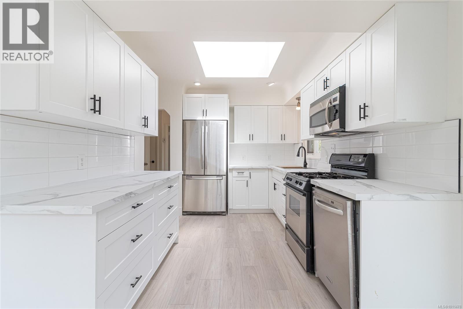 Photo 2 of 1515 Arrow Rd, Saanich BC