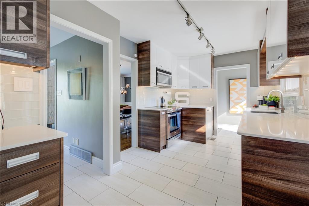 Photo 32 of 75 Somerset Crescent, Waterloo ON