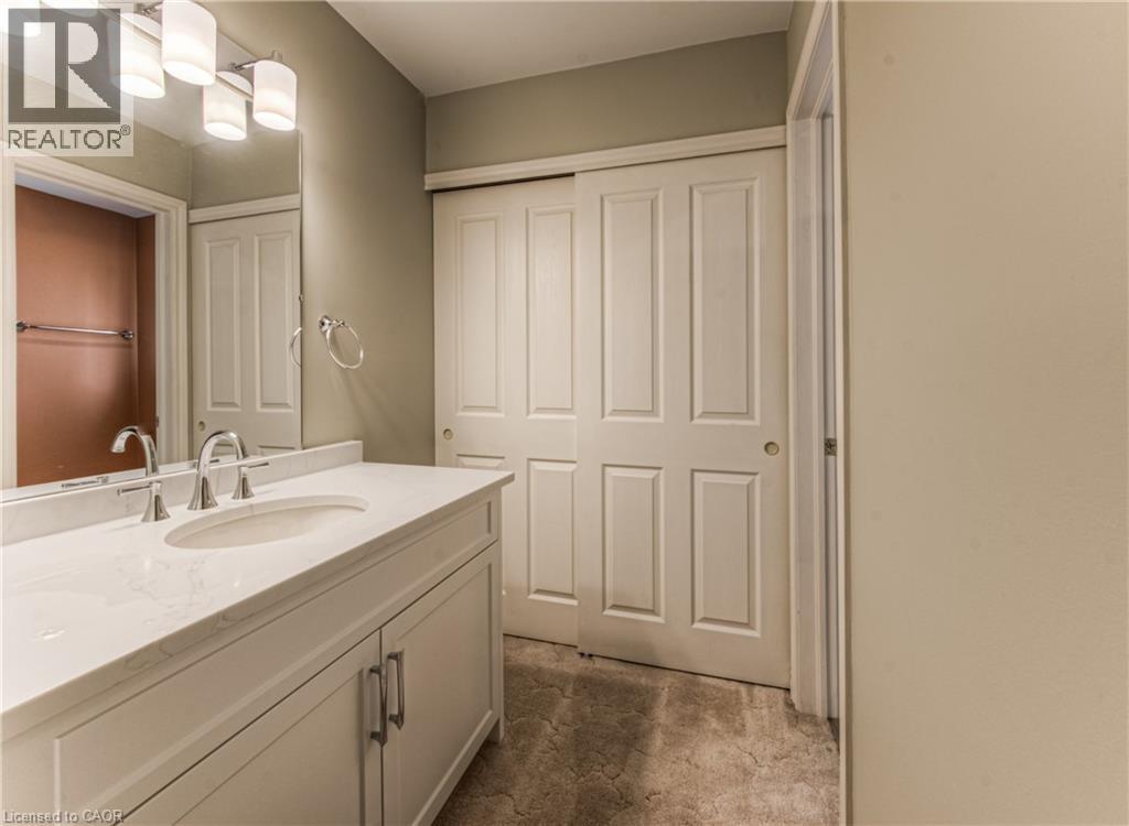 Photo 32 of 2 Morningview Place, Kitchener ON