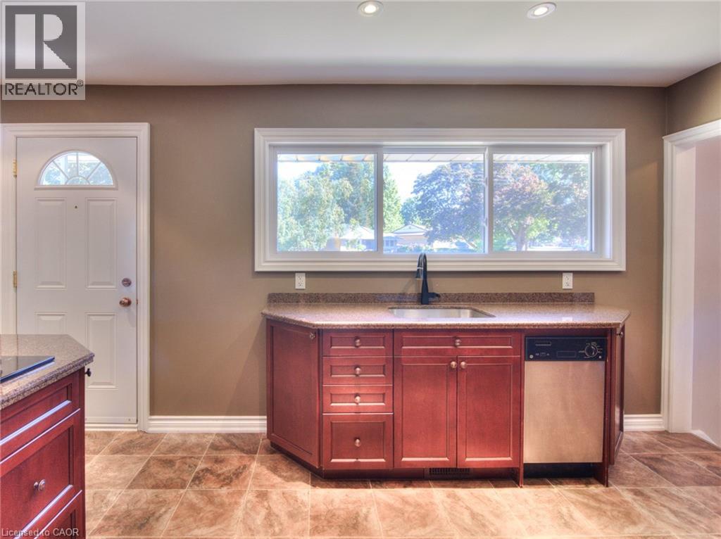 Photo 12 of 71 Broadmoor Avenue, Kitchener ON