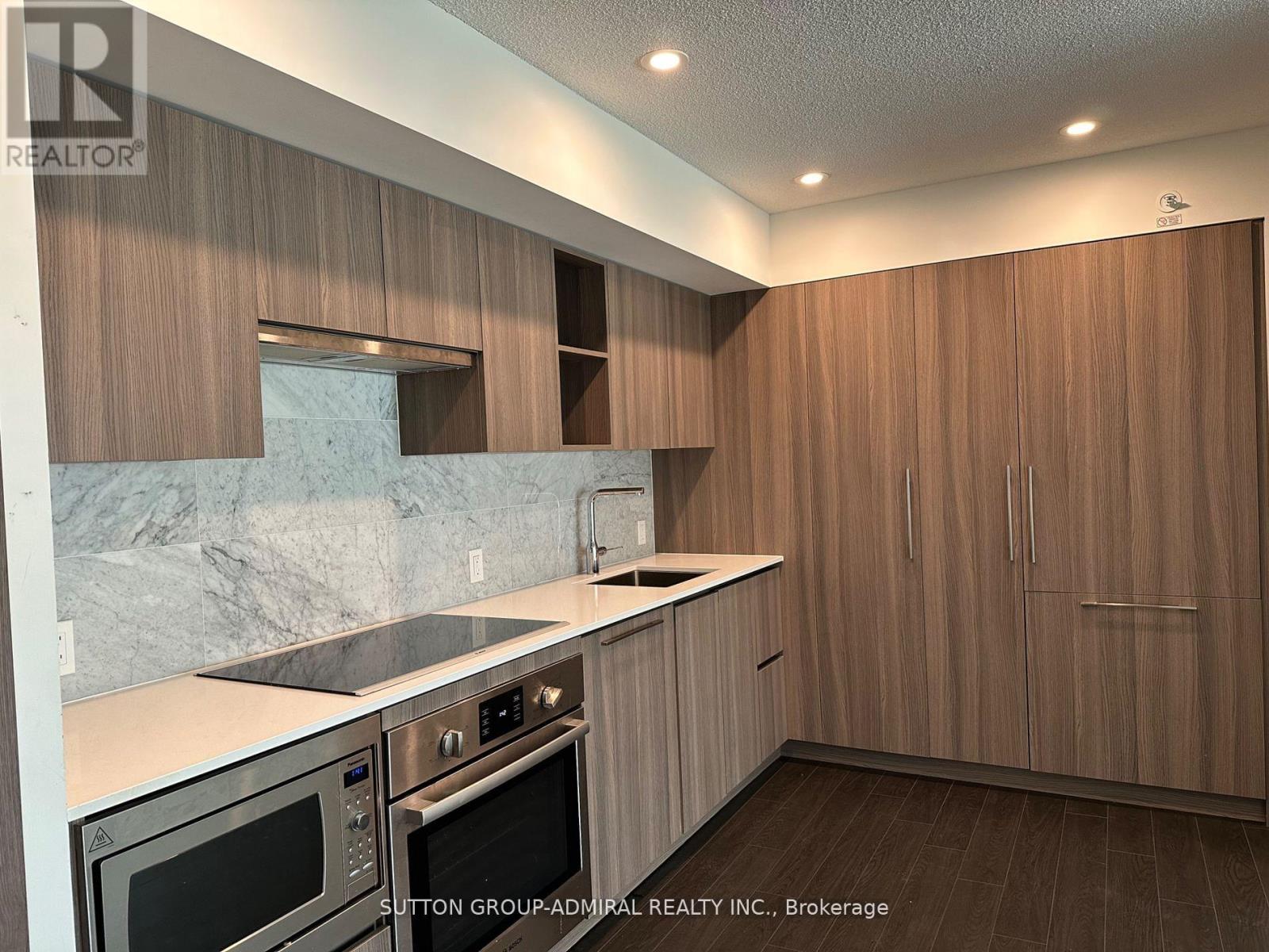 Photo 3 of 615 17 Bathurst Street, Toronto ON