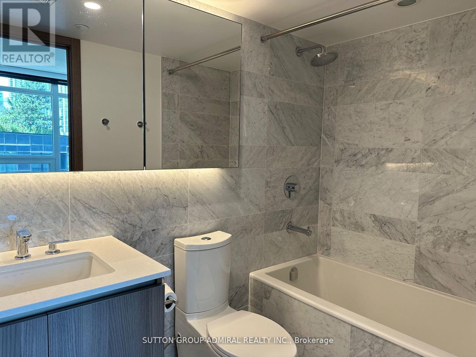 Photo 10 of 615 17 Bathurst Street, Toronto ON
