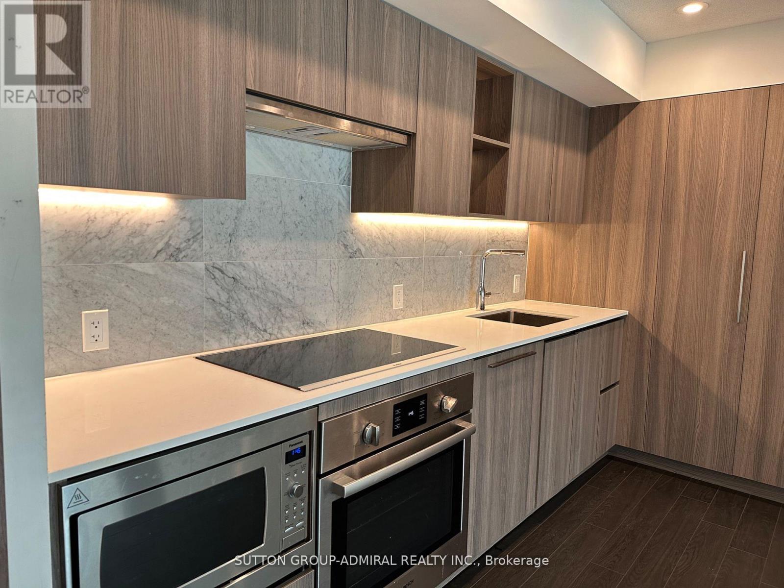 Photo 7 of 615 17 Bathurst Street, Toronto ON