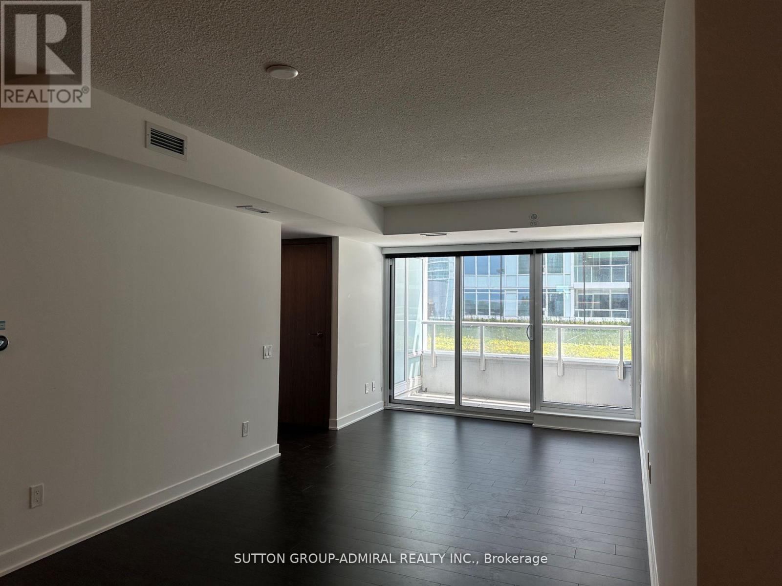 Photo 15 of 615 17 Bathurst Street, Toronto ON