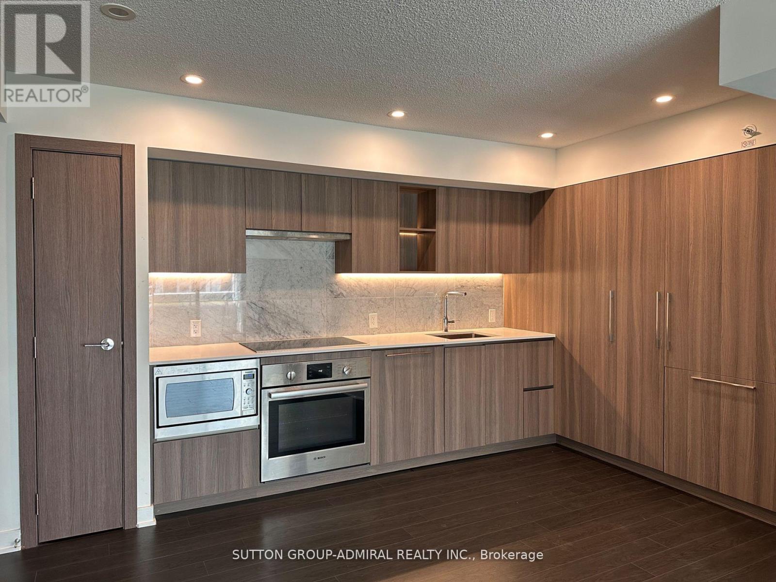 Photo 14 of 615 17 Bathurst Street, Toronto ON