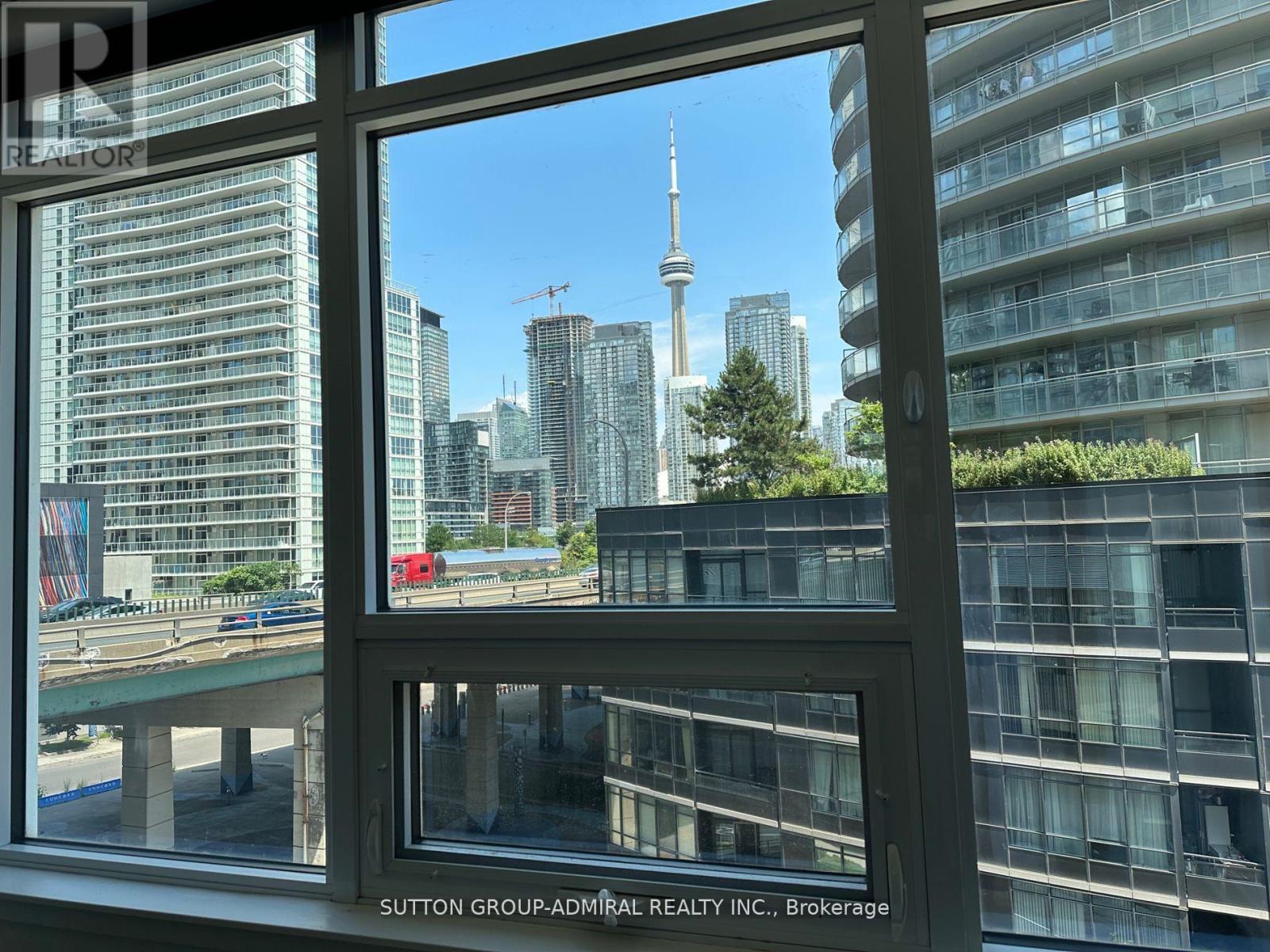 Photo 2 of 615 17 Bathurst Street, Toronto ON