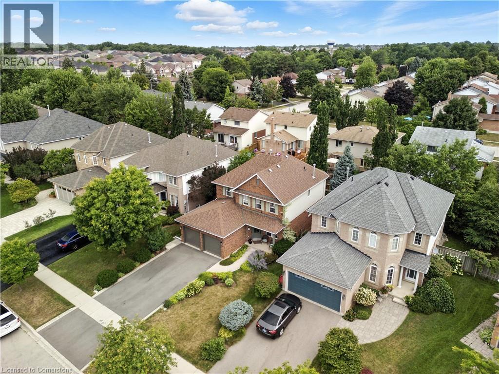 Photo 34 of 51 Strathroy Crescent, Waterdown ON