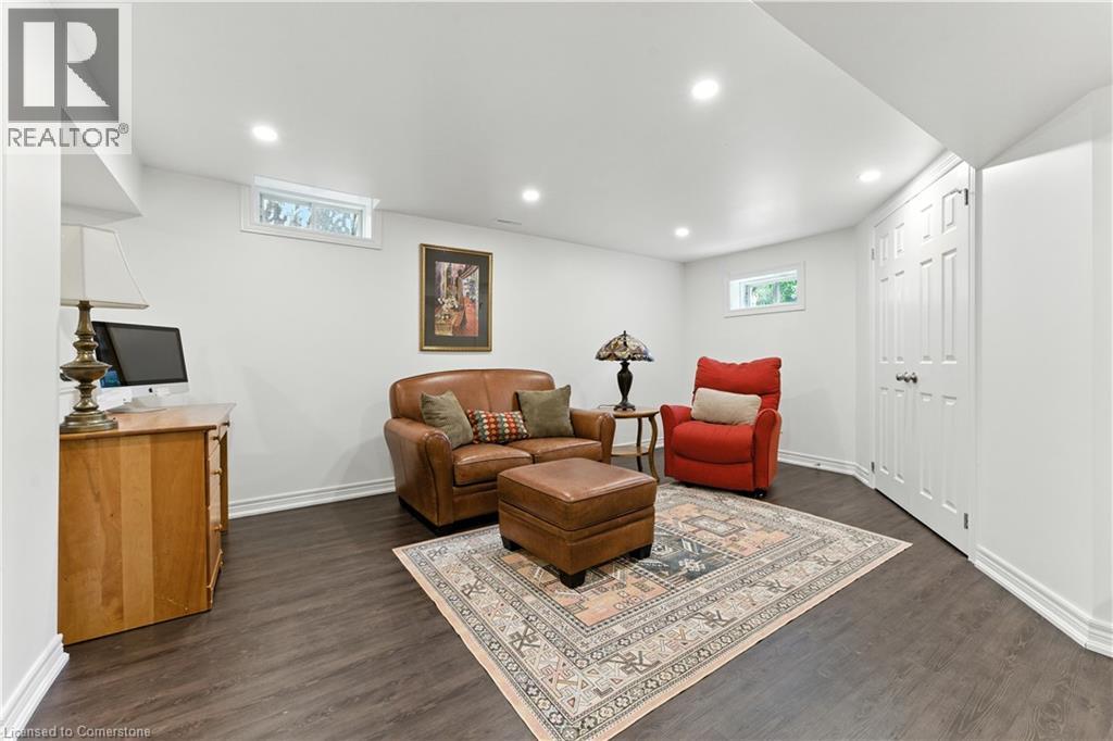 Photo 27 of 51 Strathroy Crescent, Waterdown ON