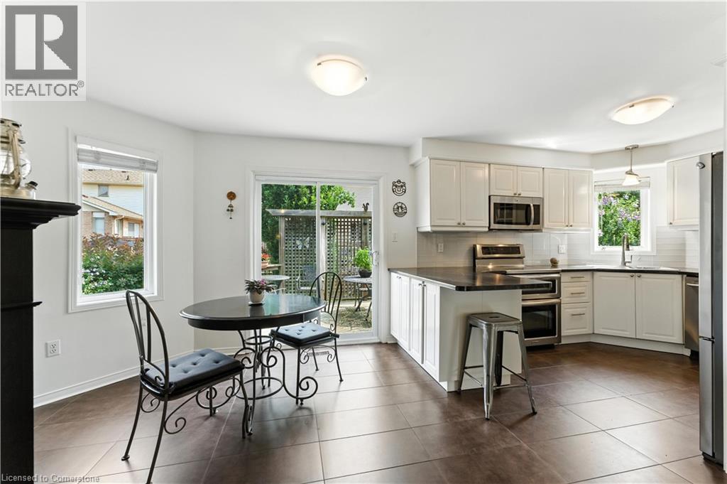 Photo 11 of 51 Strathroy Crescent, Waterdown ON