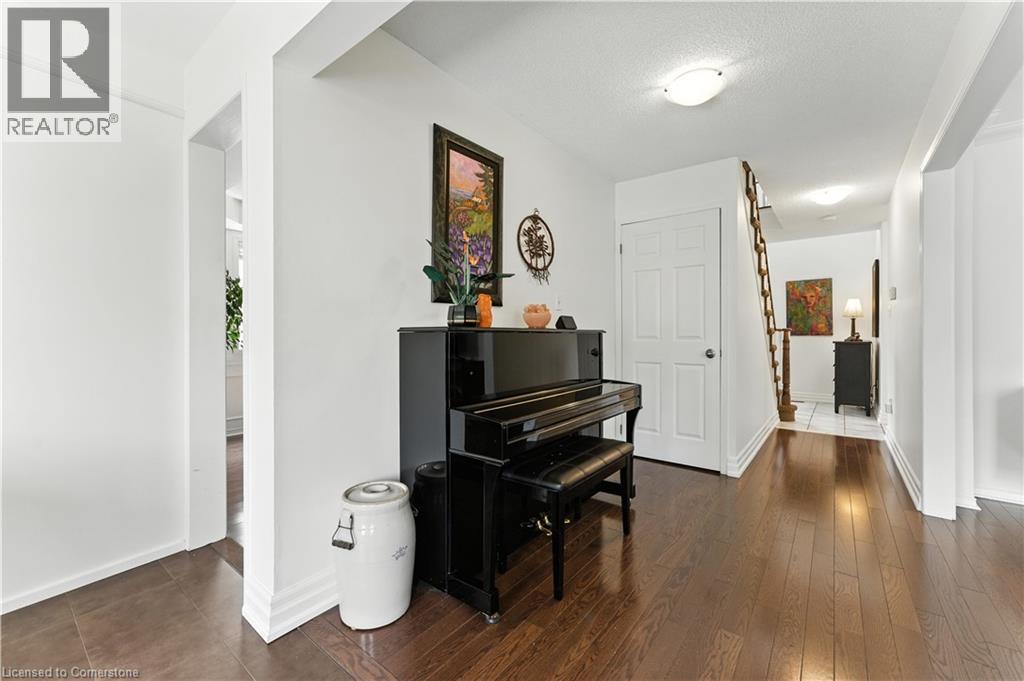 Photo 43 of 51 Strathroy Crescent, Waterdown ON