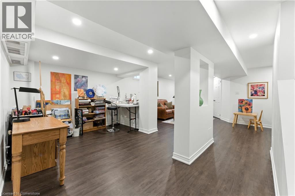 Photo 17 of 51 Strathroy Crescent, Waterdown ON
