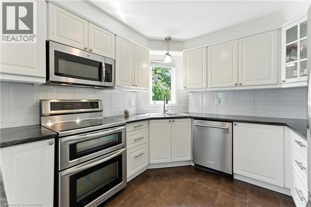 Photo 36 of 51 Strathroy Crescent, Waterdown ON