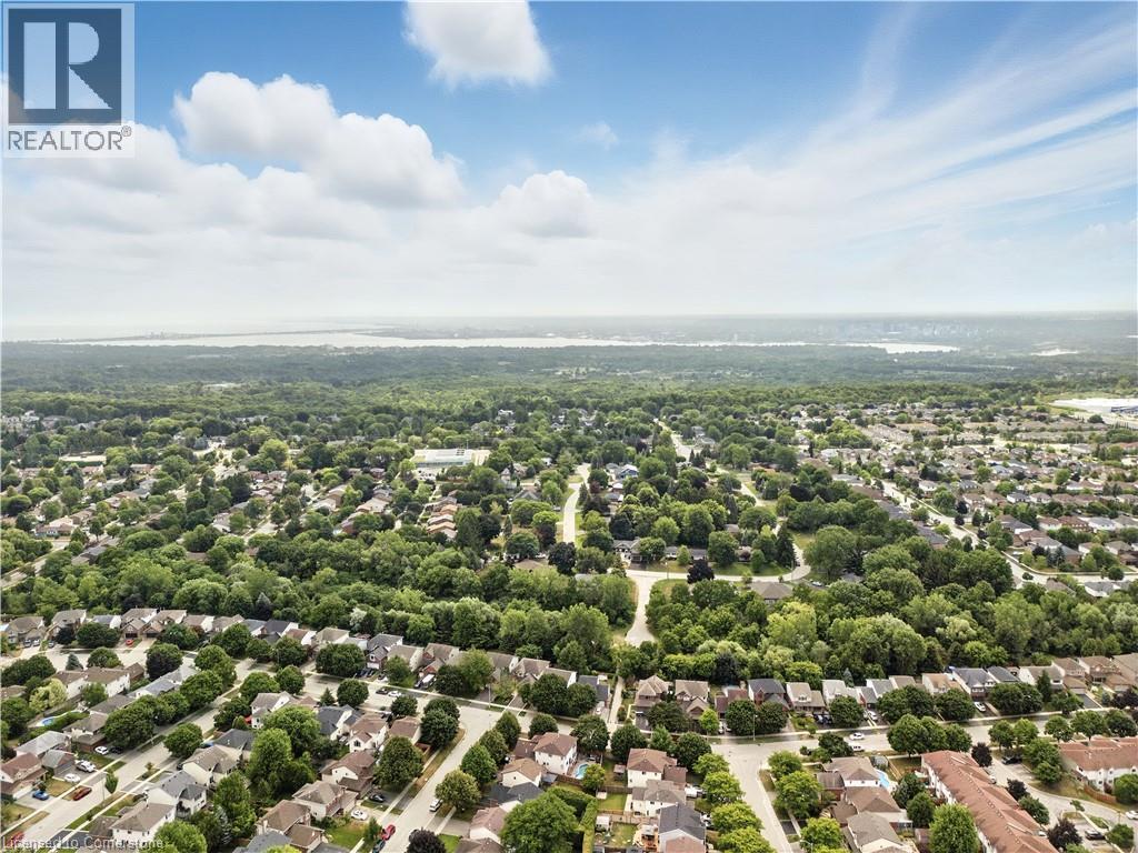 Photo 22 of 51 Strathroy Crescent, Waterdown ON