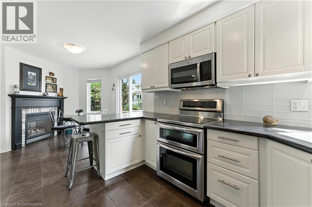 Photo 6 of 51 Strathroy Crescent, Waterdown ON