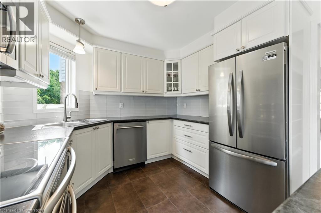 Photo 38 of 51 Strathroy Crescent, Waterdown ON