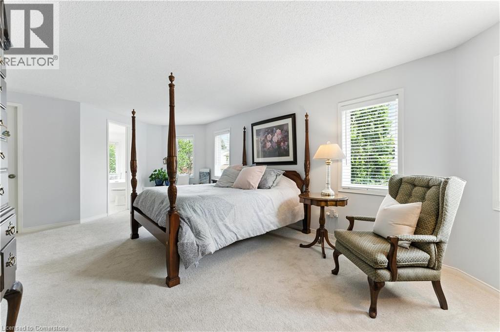 Photo 33 of 51 Strathroy Crescent, Waterdown ON
