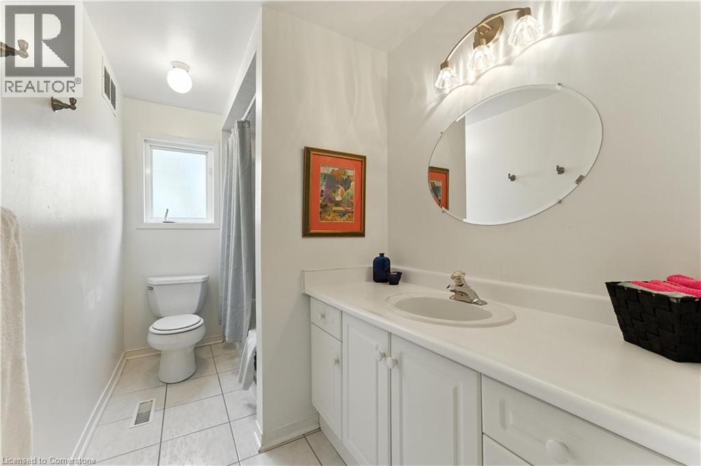 Photo 39 of 51 Strathroy Crescent, Waterdown ON