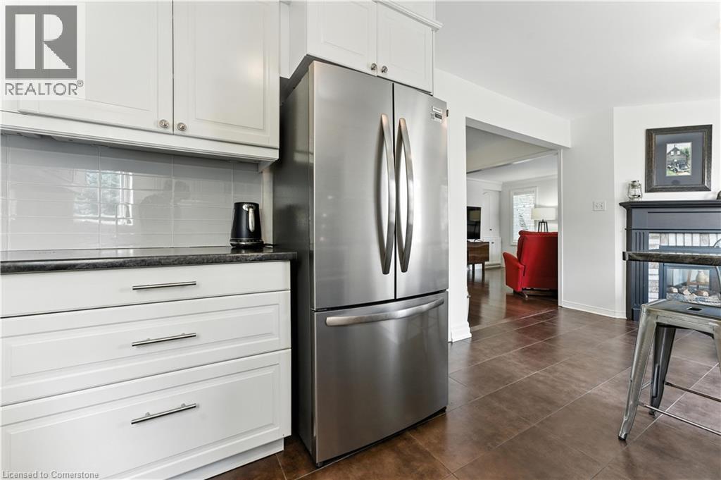 Photo 10 of 51 Strathroy Crescent, Waterdown ON