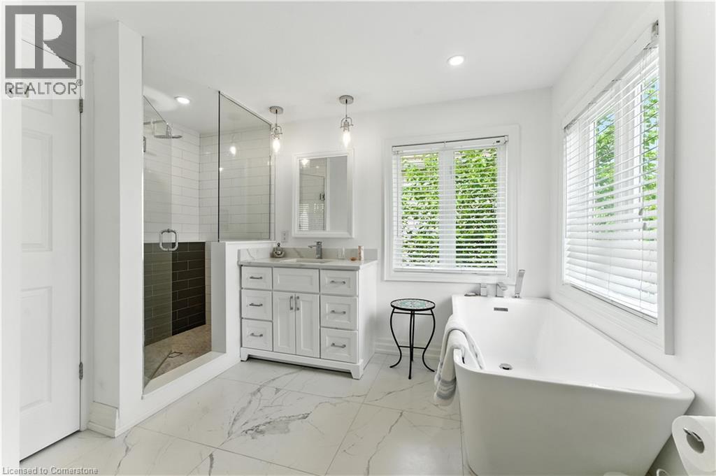 Photo 7 of 51 Strathroy Crescent, Waterdown ON