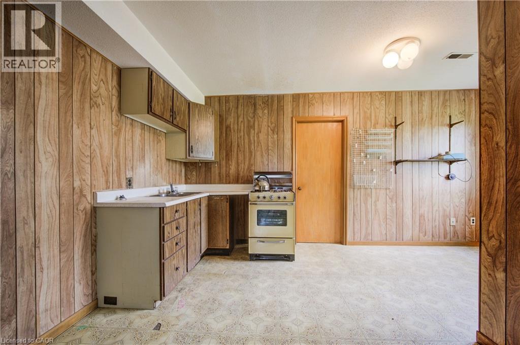 345 GOVERNORS Road E - 26