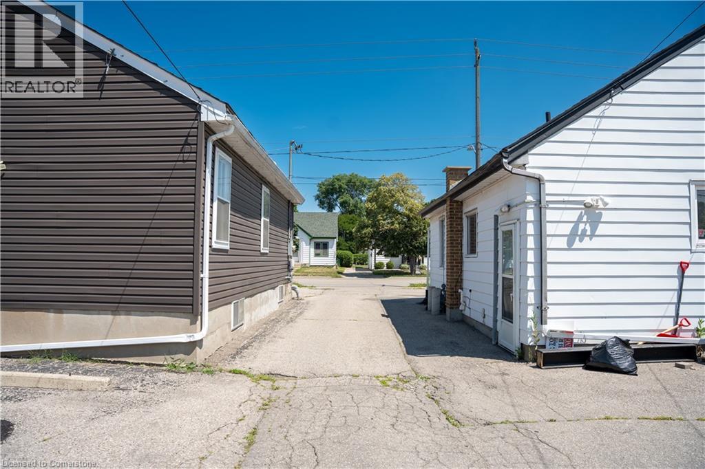 Photo 12 of 36 Charing Cross Street, Brantford ON