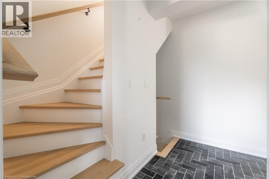 Photo 22 of 37 B Victoria Avenue, Cambridge ON