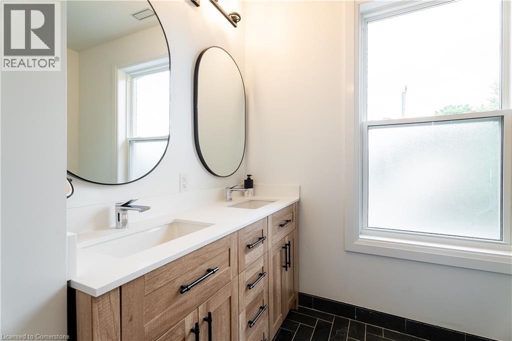 Photo 8 of 37 B Victoria Avenue, Cambridge ON