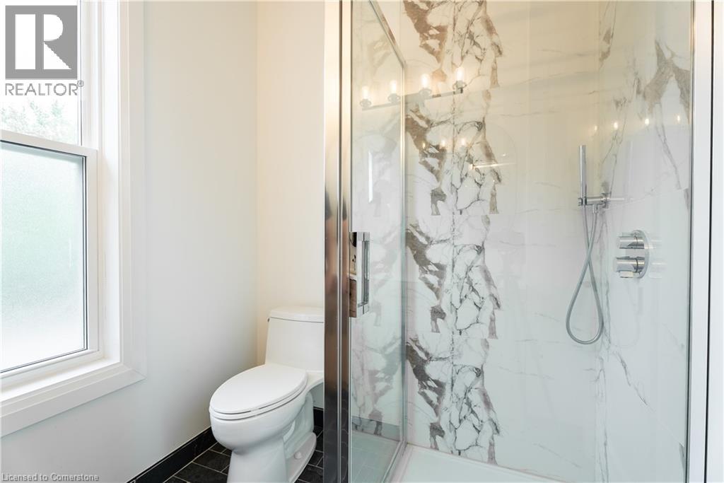Photo 18 of 37 B Victoria Avenue, Cambridge ON