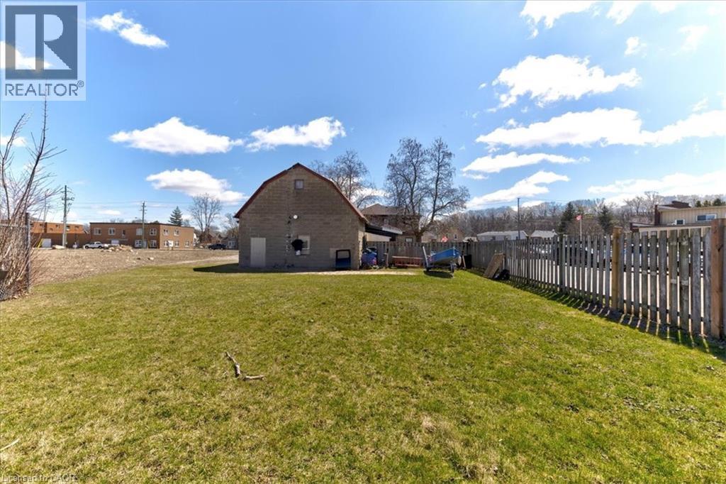 Photo 18 of 135 Sherwood Drive, Brantford ON