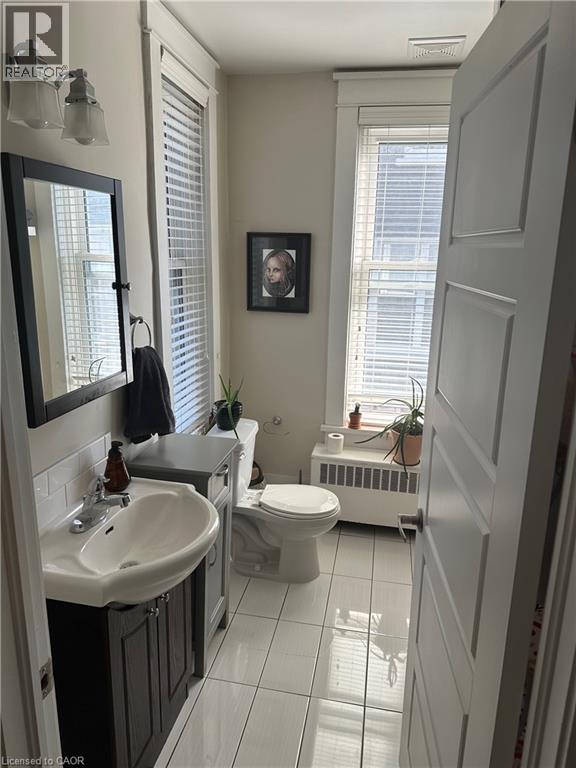 Photo 4 of 58 Madison Avenue N, Kitchener ON